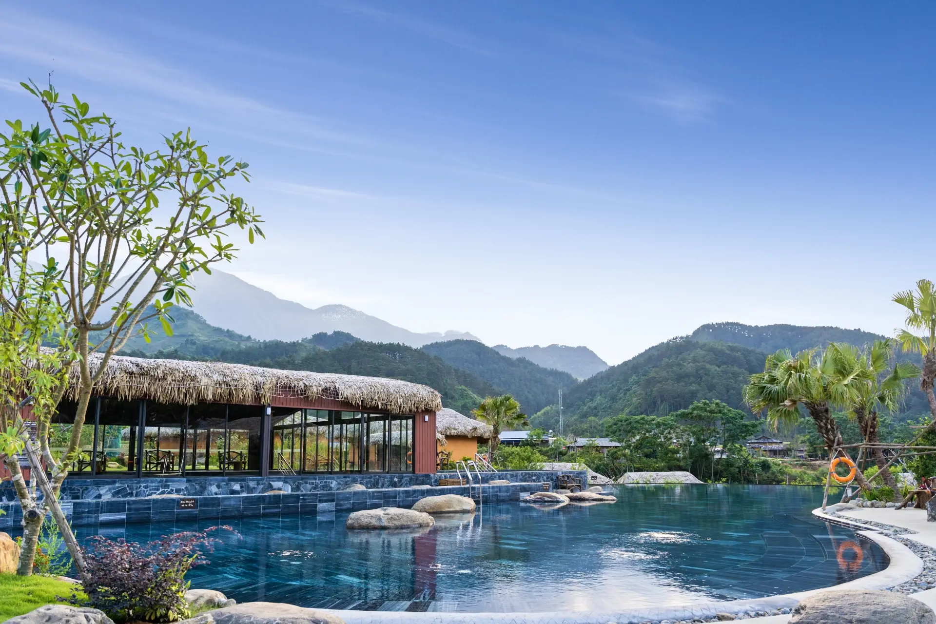 Tắm khoáng nóng tự nhiên